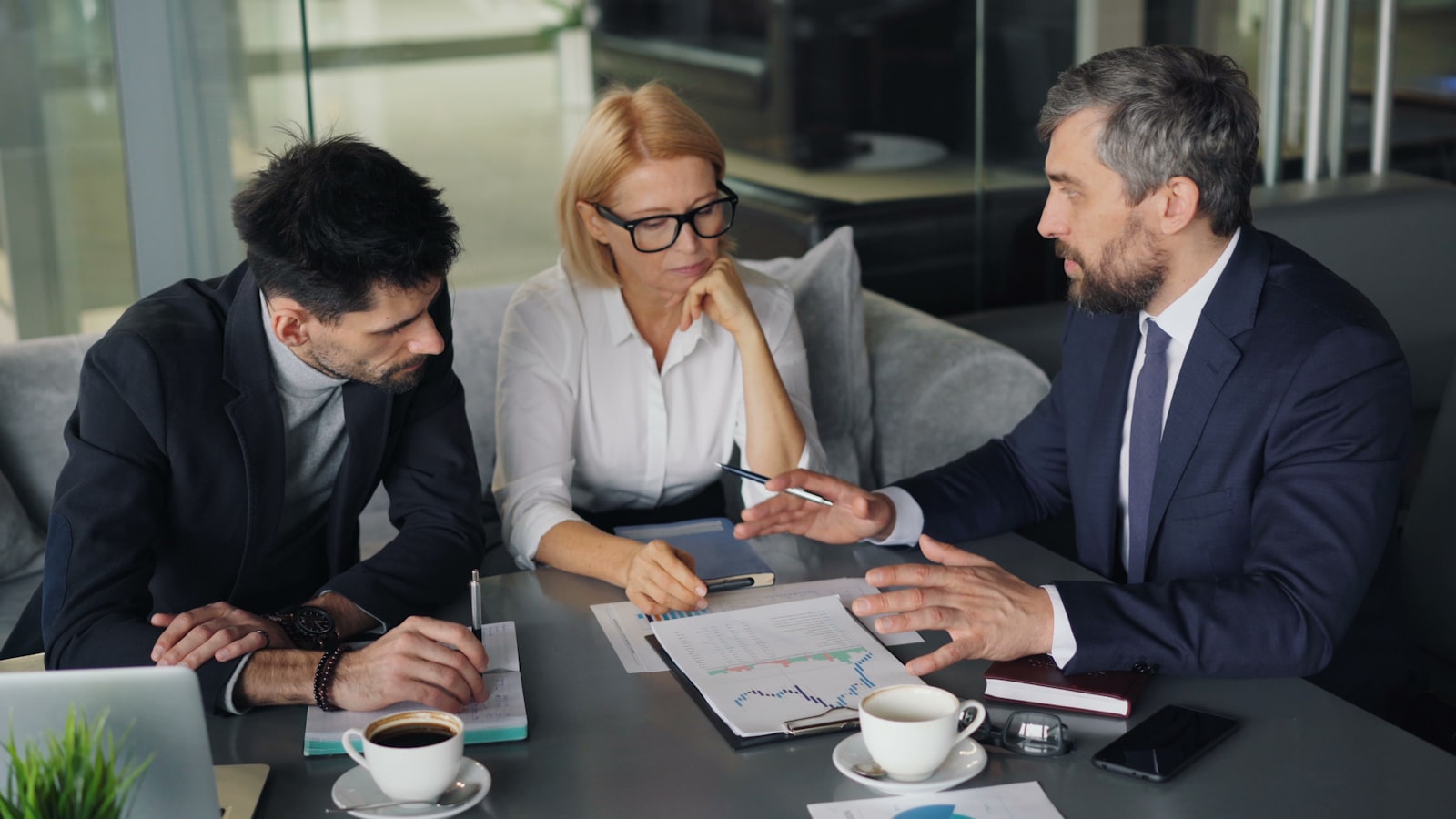 Equipo revisando datos analíticos alrededor de una mesa